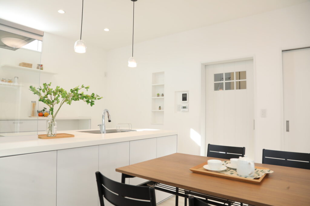 やさしい白に包まれた、パンの香りが似合う家。