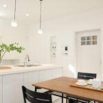 やさしい白に包まれた、パンの香りが似合う家。 やさしい白に包まれた、パンの香りが似合う家。